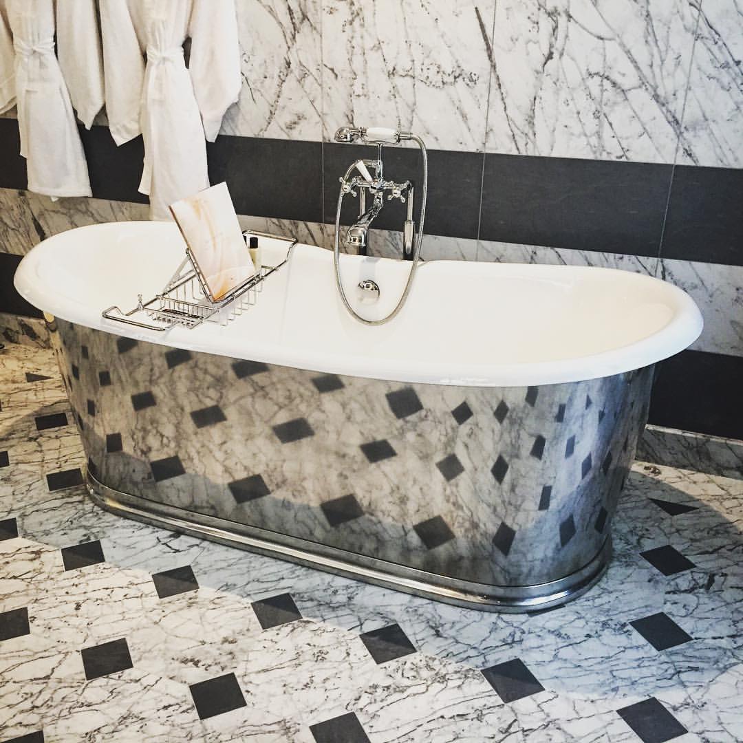 Tub fit for a queen at Hotel La Reserve