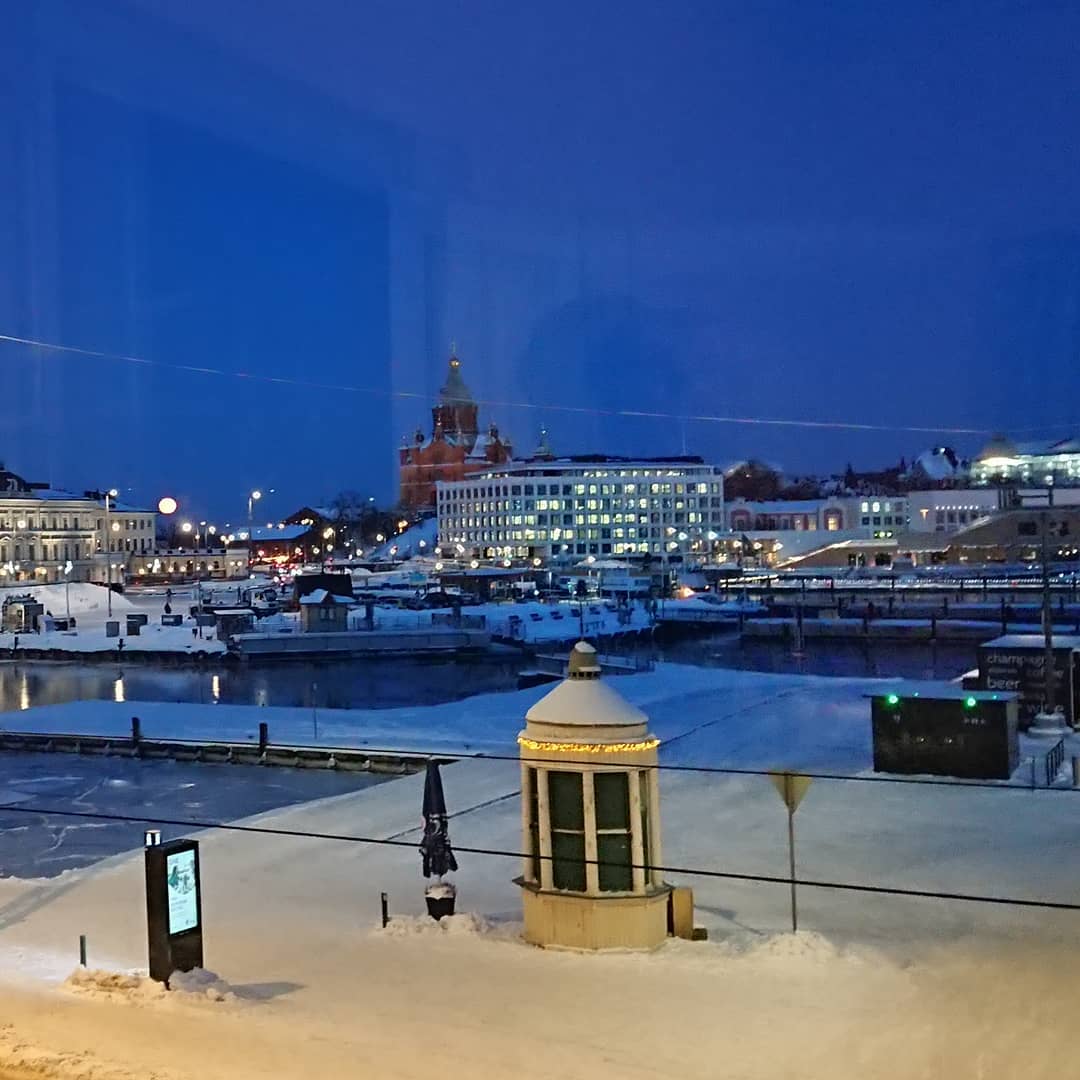 The moon and the harbour of Helsinki<br />
Haven<br />
#V...