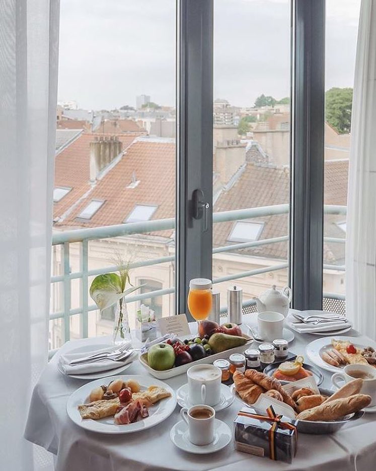 Cosy breakfast with a view